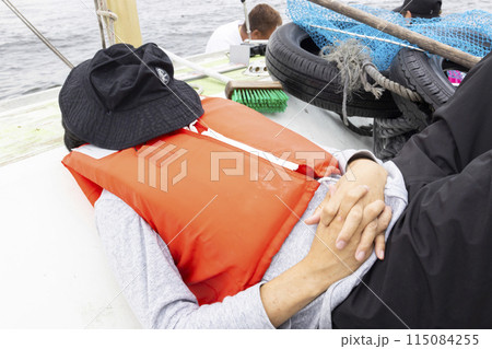 船酔いする男性 船酔いする男性 115084255