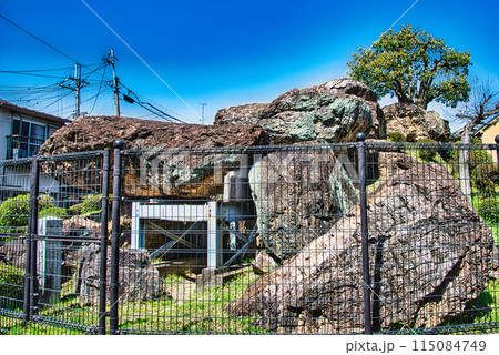 京都の市街地にある石舞台古墳「蛇塚古墳」 115084749