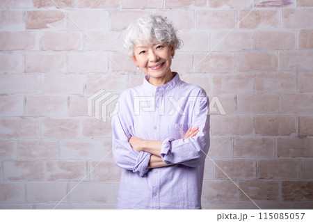 シニアメンターとして退職後のセカンドキャリアを充実させる60代女性 シニアメンターとして退職後のセカンドキャリアを充実させる60代女性 115085057