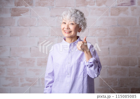 シニアメンターとして退職後のセカンドキャリアを充実させる60代女性 115085085