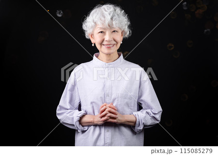 シニアメンターとして退職後のセカンドキャリアを充実させる60代女性 115085279