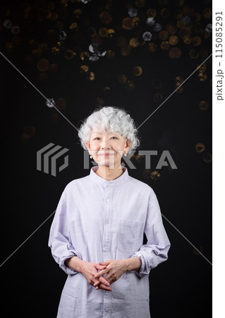 シニアメンターとして退職後のセカンドキャリアを充実させる60代女性 115085291