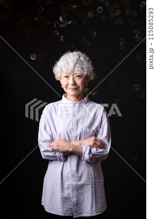 シニアメンターとして退職後のセカンドキャリアを充実させる60代女性 115085293