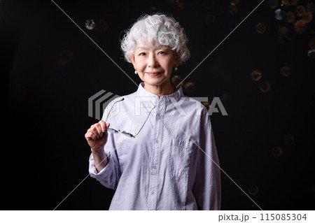 シニアメンターとして退職後のセカンドキャリアを充実させる60代女性 115085304