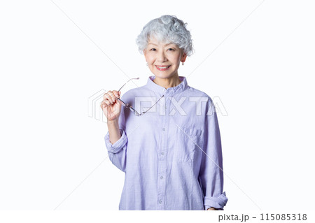 シニアメンターとして退職後のセカンドキャリアを充実させる60代女性 115085318