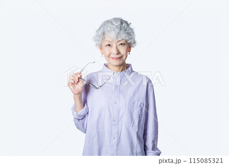 シニアメンターとして退職後のセカンドキャリアを充実させる60代女性 115085321