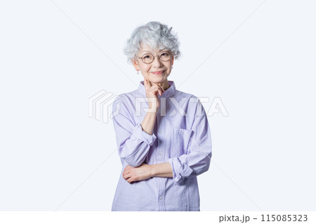 シニアメンターとして退職後のセカンドキャリアを充実させる60代女性 115085323