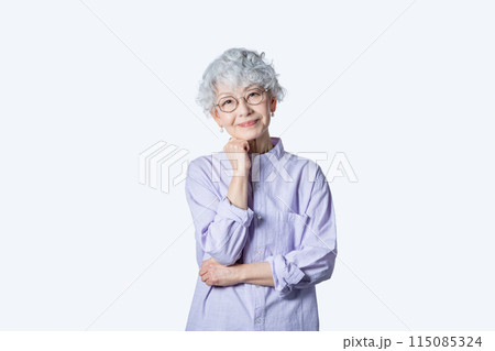 シニアメンターとして退職後のセカンドキャリアを充実させる60代女性 115085324