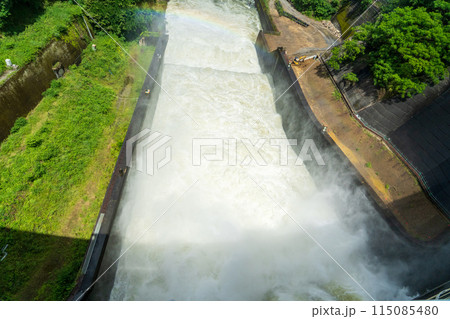 ダム放流の放水を放流する放流ダム 115085480