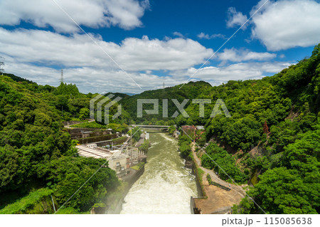 ダム放流の濁流 115085638
