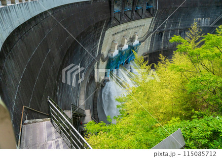 天ケ瀬ダムの放水　ダム　発電所　増水したダム 115085712