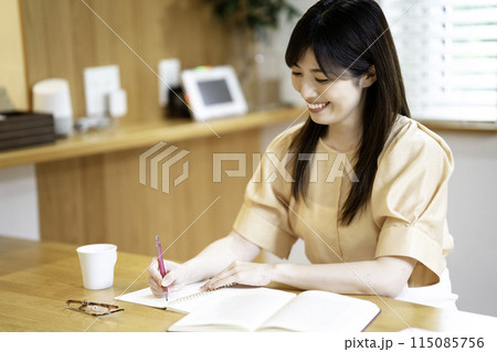 自宅で勉強するミドルの女性 自宅で勉強するミドルの女性 115085756