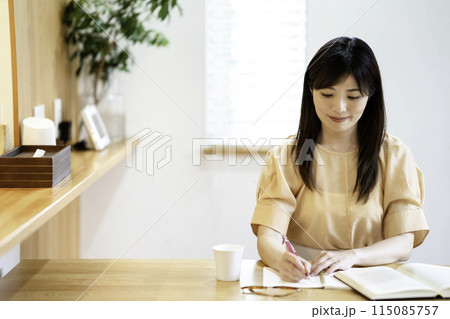 自宅で勉強するミドルの女性 自宅で勉強するミドルの女性 115085757