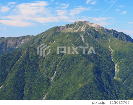 甲斐駒ヶ岳から望む夏の仙丈ヶ岳 115085763