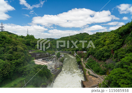 ダム放流の濁流 115085938