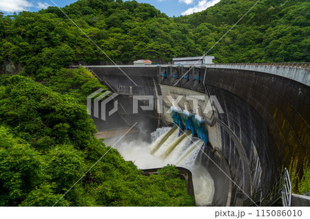 天ケ瀬ダムの放水　ダム　発電所　増水したダム 115086010