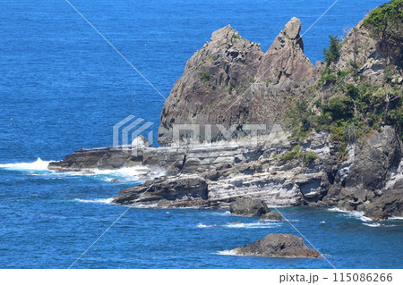 日本海と岩(兵庫県美方郡香美町) 日本海と岩(兵庫県美方郡香美町) 115086266