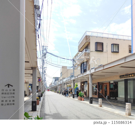 【新潟市】古町通り4番町 上古町商店街の街並み 115086314