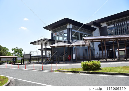 豊橋市　東海道本線二川駅北口と駅前ロータリー 115086329