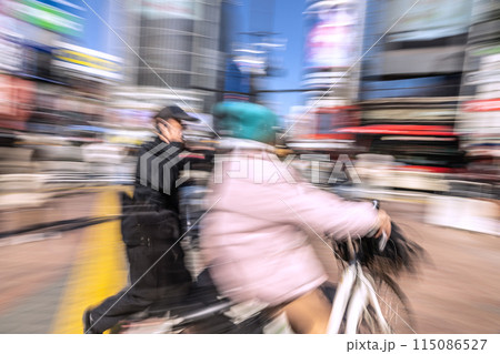 日本の東京都市景観 渋谷ハチ公前広場を疾走する自転車…あわや…それでも平気…＝4日、渋谷 115086527