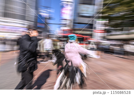 日本の東京都市景観 渋谷ハチ公前広場を疾走する自転車…あわや…それでも平気…=4日、渋谷 日本の東京都市景観 渋谷ハチ公前広場を疾走する自転車…あわや…それでも平気…=4日、渋谷 115086528