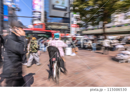 日本の東京都市景観 渋谷ハチ公前広場を疾走する自転車…あわや…それでも平気…＝4日、渋谷 115086530