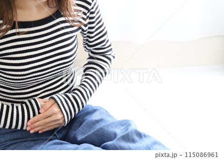 お腹を抑える女性 腹痛イメージ お腹を抑える女性 腹痛イメージ 115086961