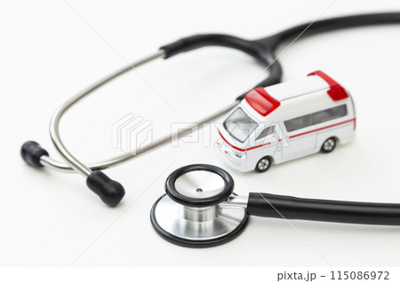 聴診器と救急車 115086972