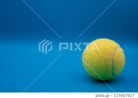 テニスボールと青の背景 115087027