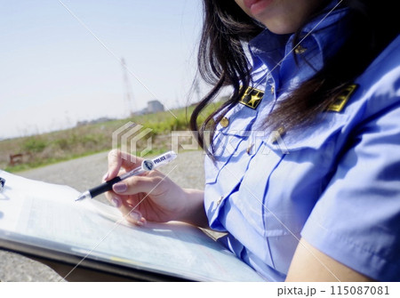 検問で職務質問する女性警察官 115087081
