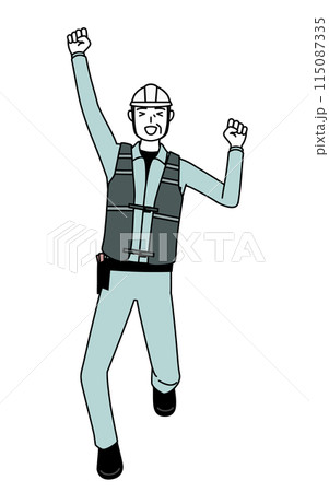 笑顔でジャンプするヘルメットと作業着姿のシニア男性技師 115087335
