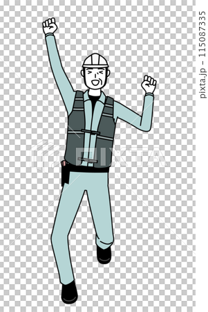 笑顔でジャンプするヘルメットと作業着姿のシニア男性技師 115087335