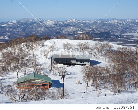 ウィンターシーズンのニセコ東急 グラン・ヒラフ　エースヒルからゴンドラ山頂駅とレストランを臨む 115087351