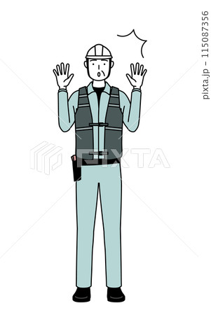 驚いて手を上げるヘルメットと作業着姿のシニア男性技師 115087356