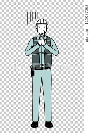 体の前で手を合わせて謝るヘルメットと作業着姿のシニア男性技師 115087362