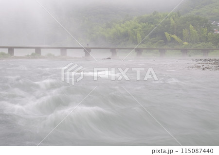 雨に煙る沈下橋（高知県） 115087440
