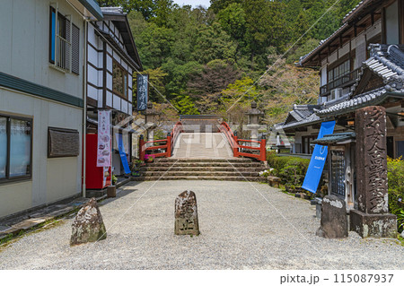 奈良 室生寺の太鼓橋 115087937