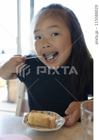 チーズケーキを食べる女の子 チーズケーキを食べる女の子 115088020
