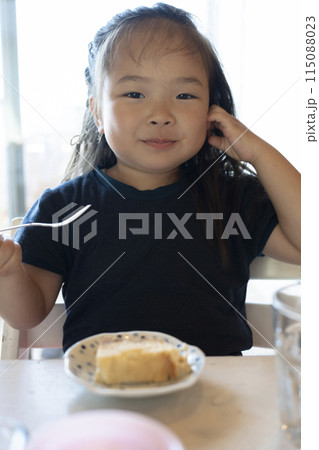 チーズケーキを食べる女の子 115088023