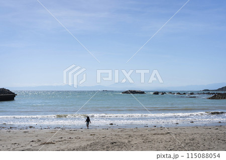 波打ち際で遊ぶ女の子 115088054