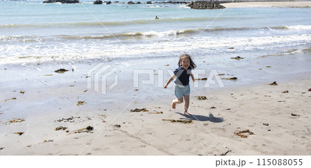 波打ち際で遊ぶ女の子 波打ち際で遊ぶ女の子 115088055