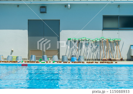 小学校のプール　プール開きの準備 115088933