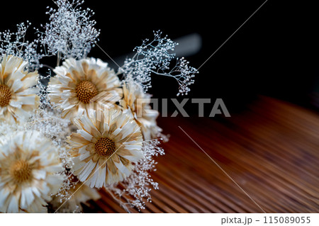 おしゃれなドライフラワーの背景素材 おしゃれなドライフラワーの背景素材 115089055