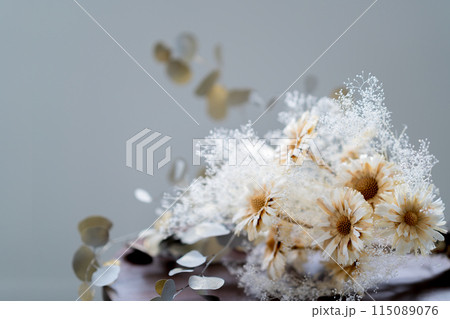 おしゃれなドライフラワーの背景素材 おしゃれなドライフラワーの背景素材 115089076