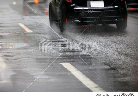 濡れた路面（アスファルト舗装） 115090080