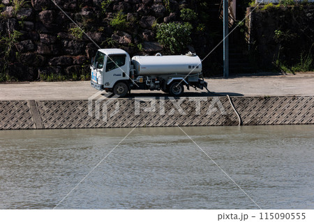 川の水を取水中の散水車 川の水を取水中の散水車 115090555