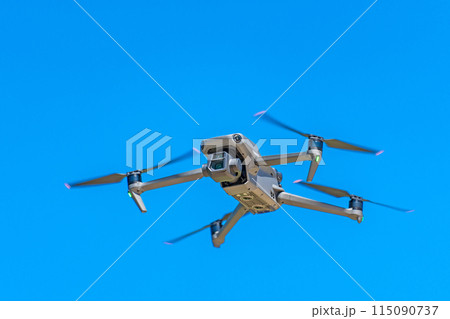 ドローンと青空 115090737