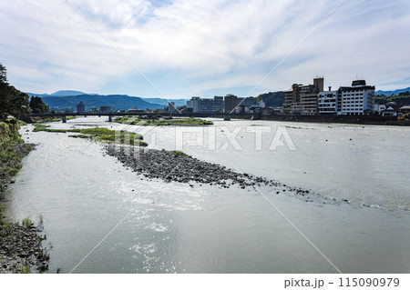 水の手橋から見る球磨川と人吉市の街並み 水の手橋から見る球磨川と人吉市の街並み 115090979