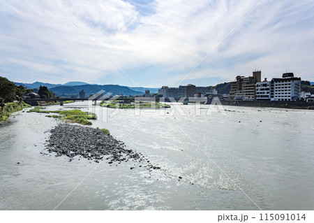 水の手橋から見る球磨川と人吉市の街並み 115091014