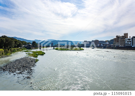 水の手橋から見る球磨川と人吉市の街並み 115091015